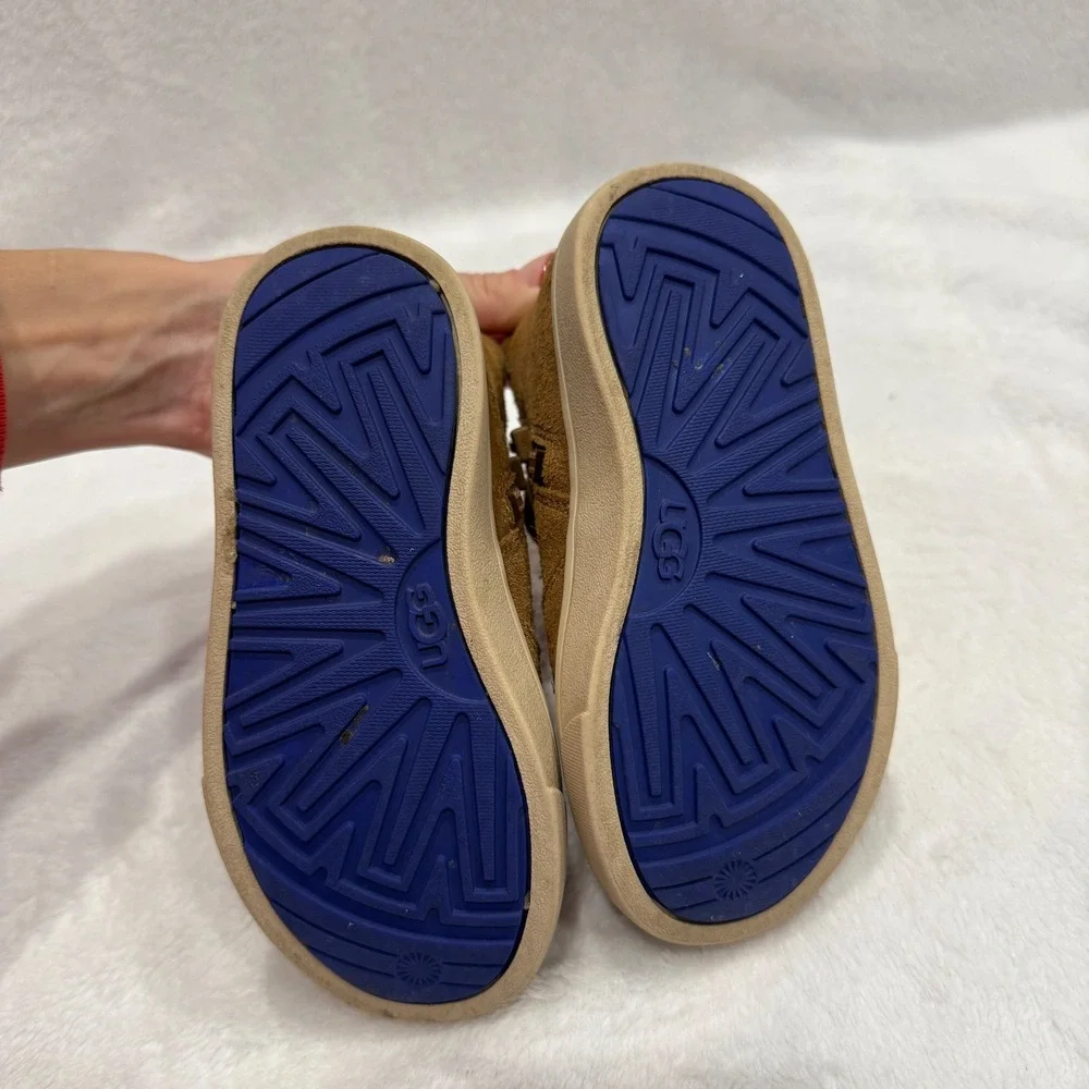UGG Kids Brown Suede Chelsea Boots Side Zip Pull Tabs‎ Size 9
